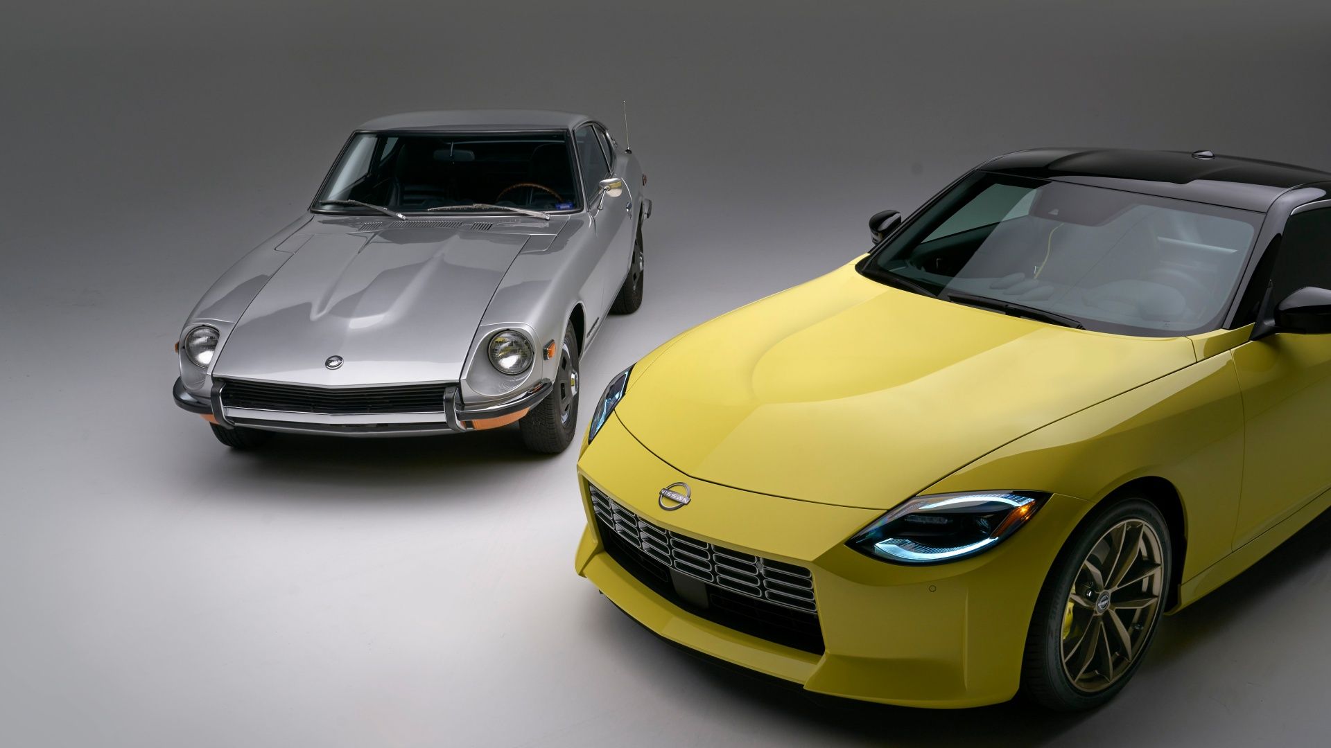 amarelo 2023 Nissan Z ao lado de prata 1969 Datsun 240Z