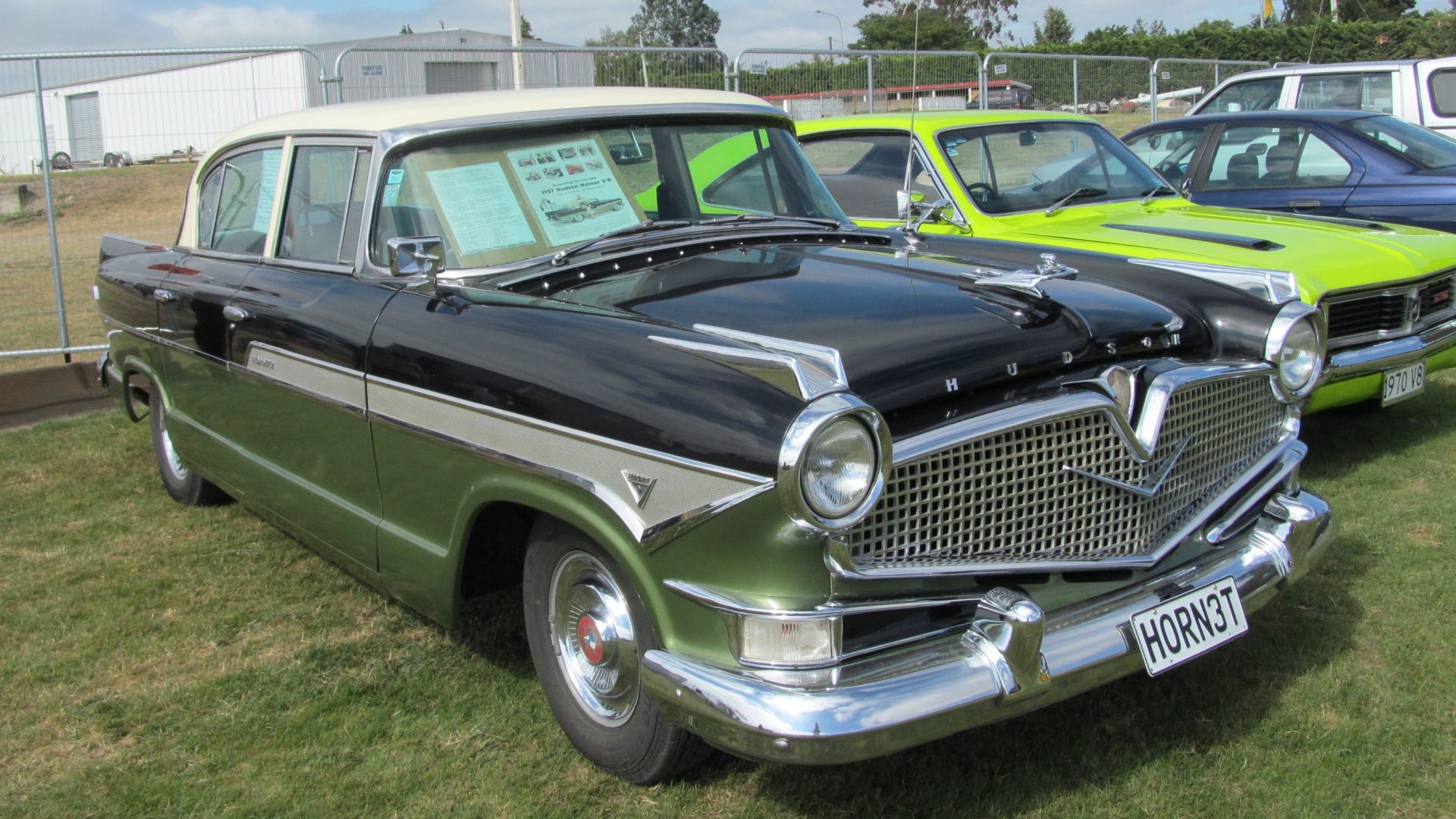 Uma foto frontal 3/4 de um Hudson Hornet 1957
