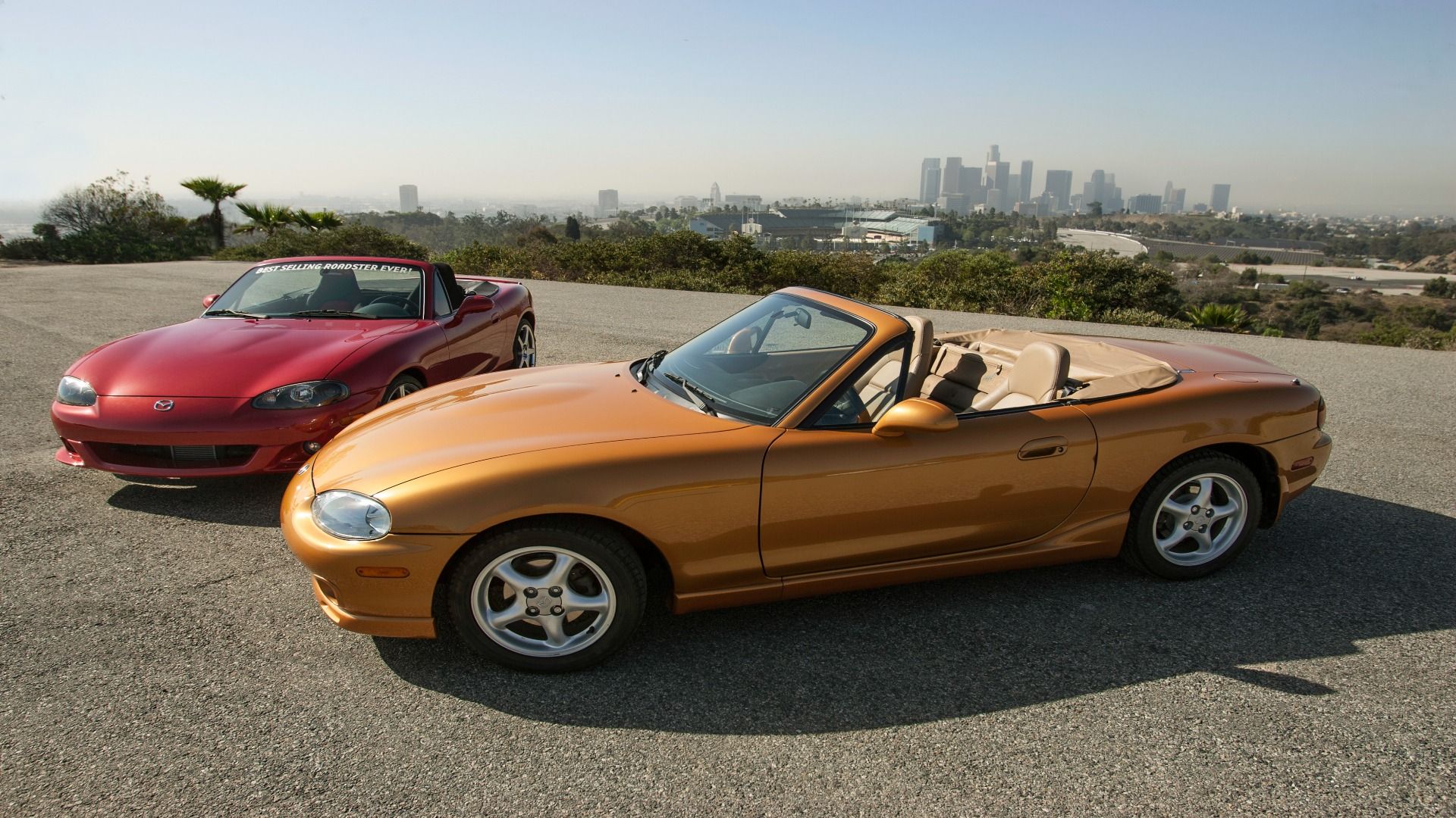 Dois Mazda MX-5 de lado