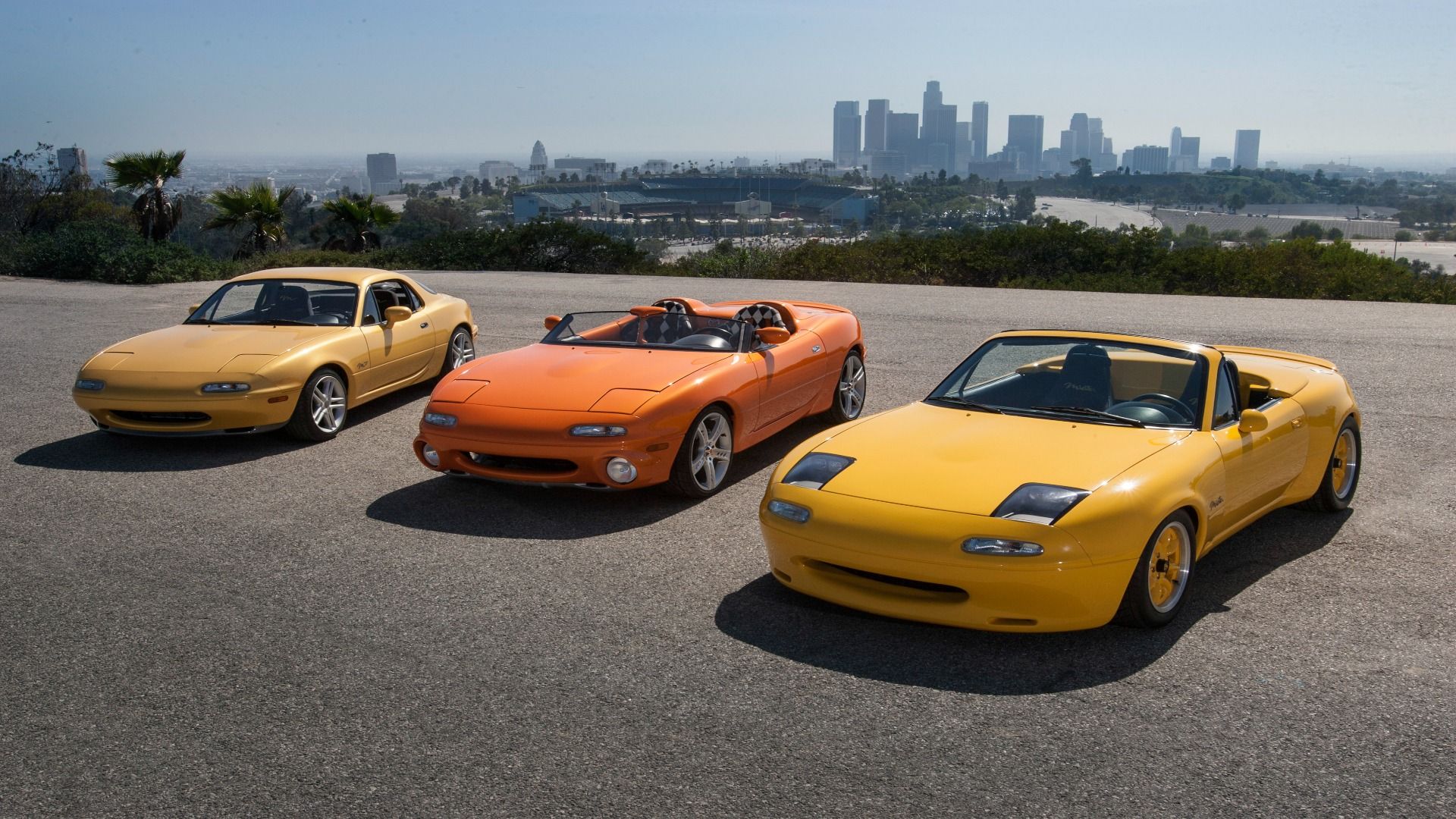 Três Miata alinhados voltados para frente