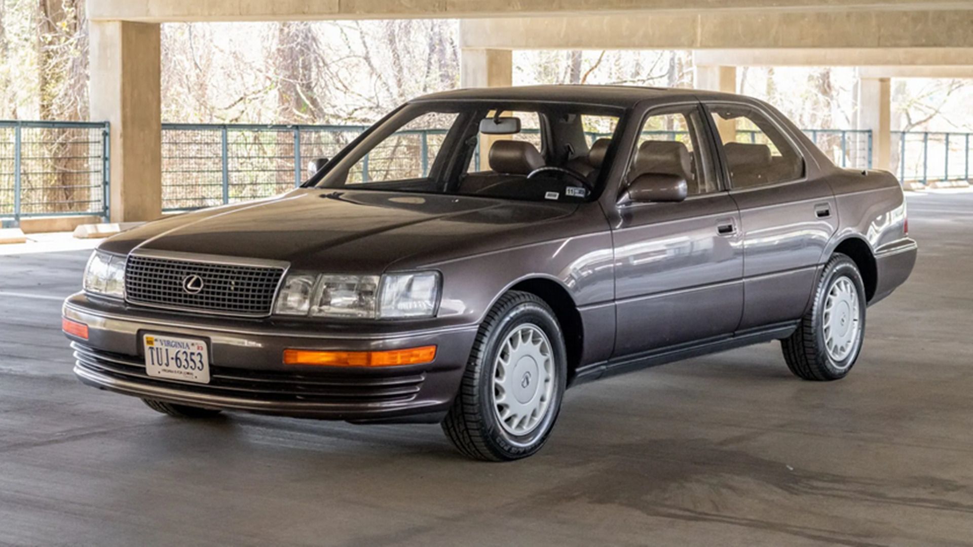 Lexus LS400 1991 em cinza posando em estacionamento coberto