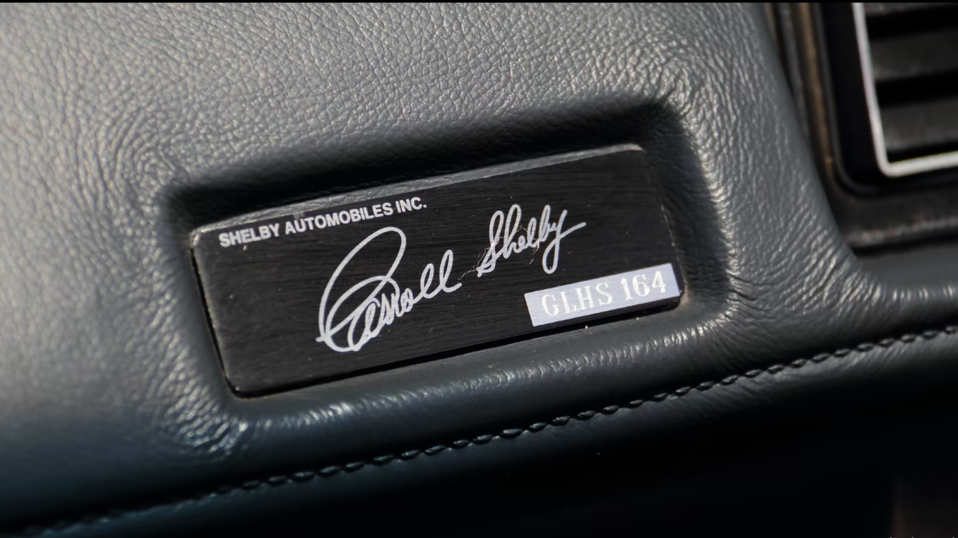 Uma placa no interior do Dodge Shelby Omni GLH-S 1986 assinada por Carroll Shelby