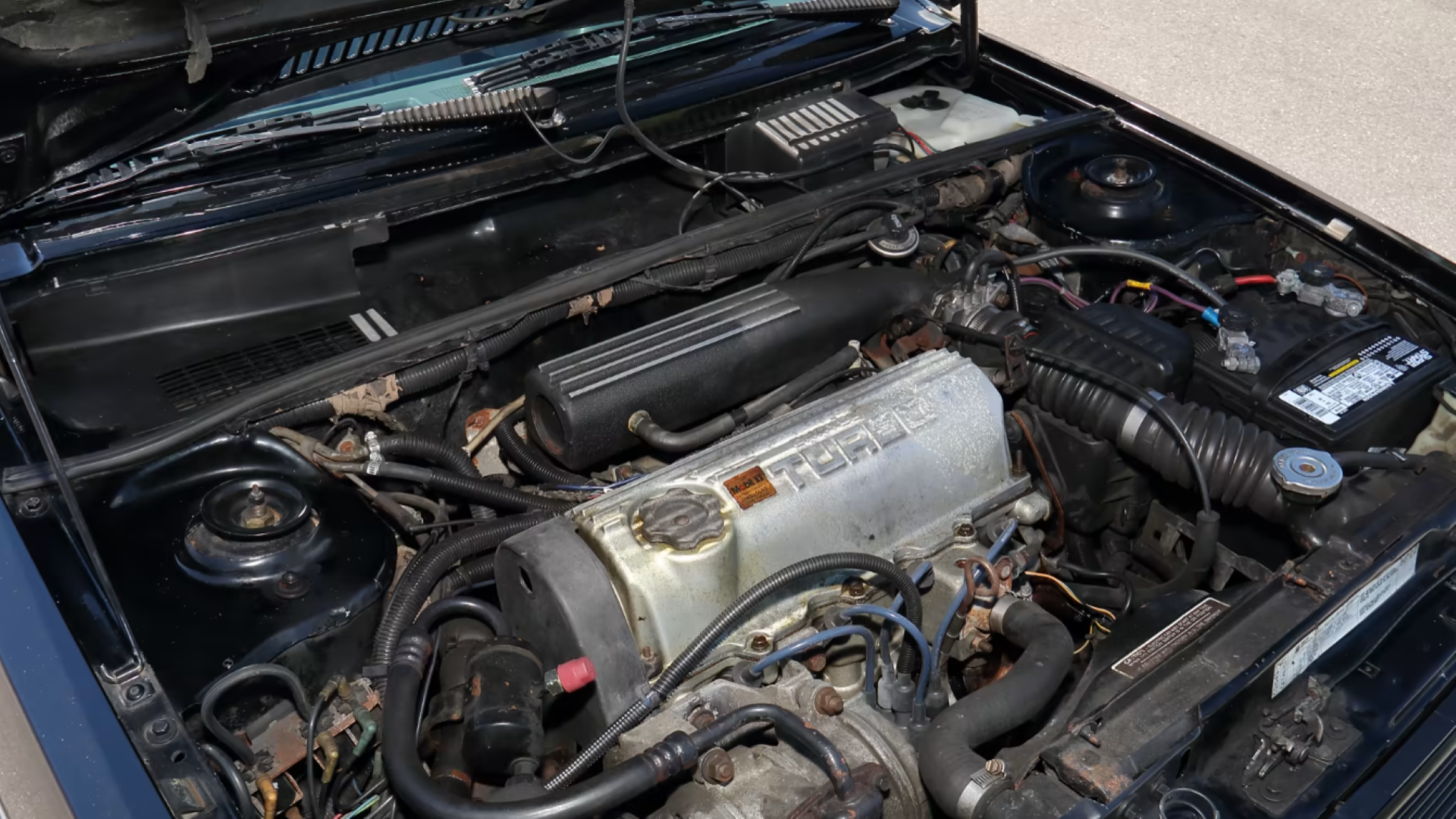 O compartimento do motor do Dodge Shelby Omni GLH-S 1986
