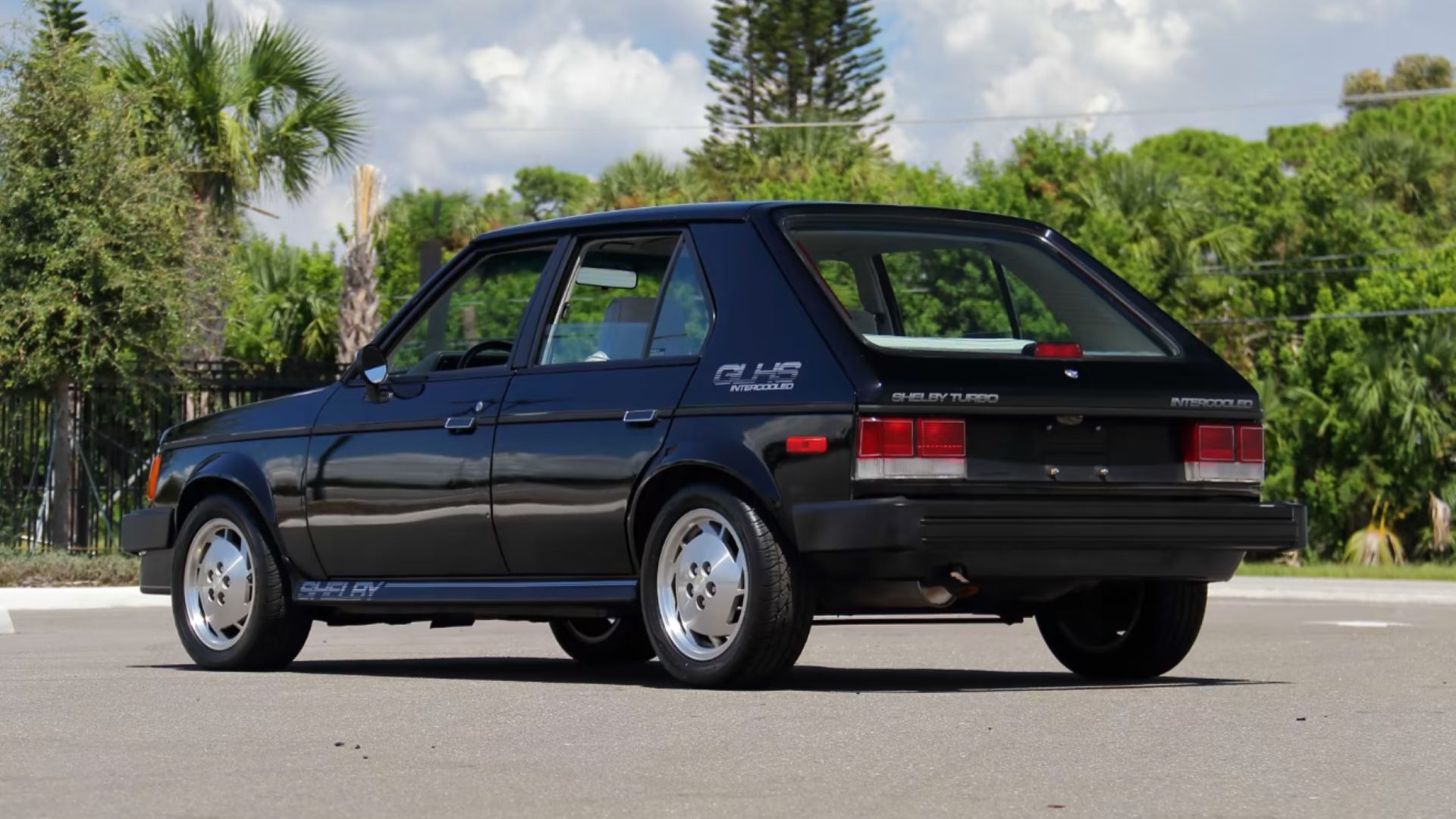 Foto traseira 3/4 do Dodge Shelby Omni GLH-S 1986