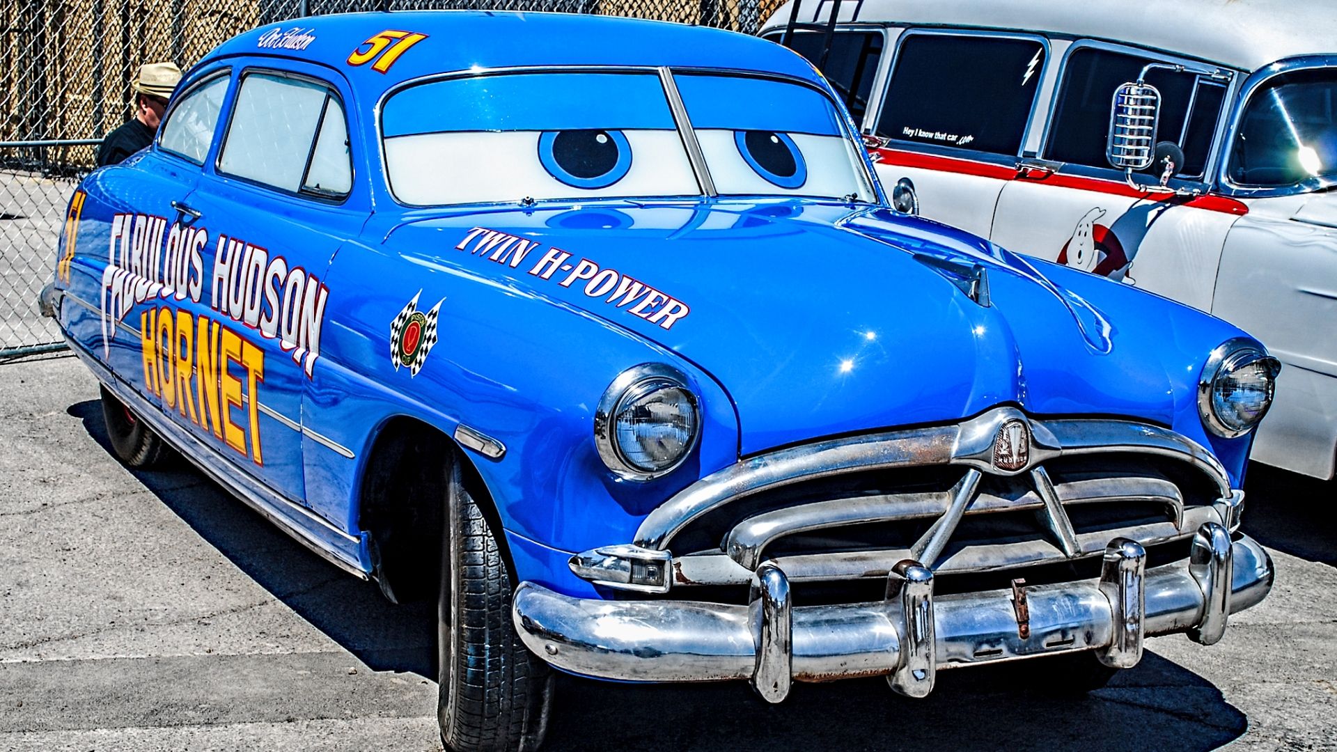 Hudson Hornet vestido como o personagem da Pixar