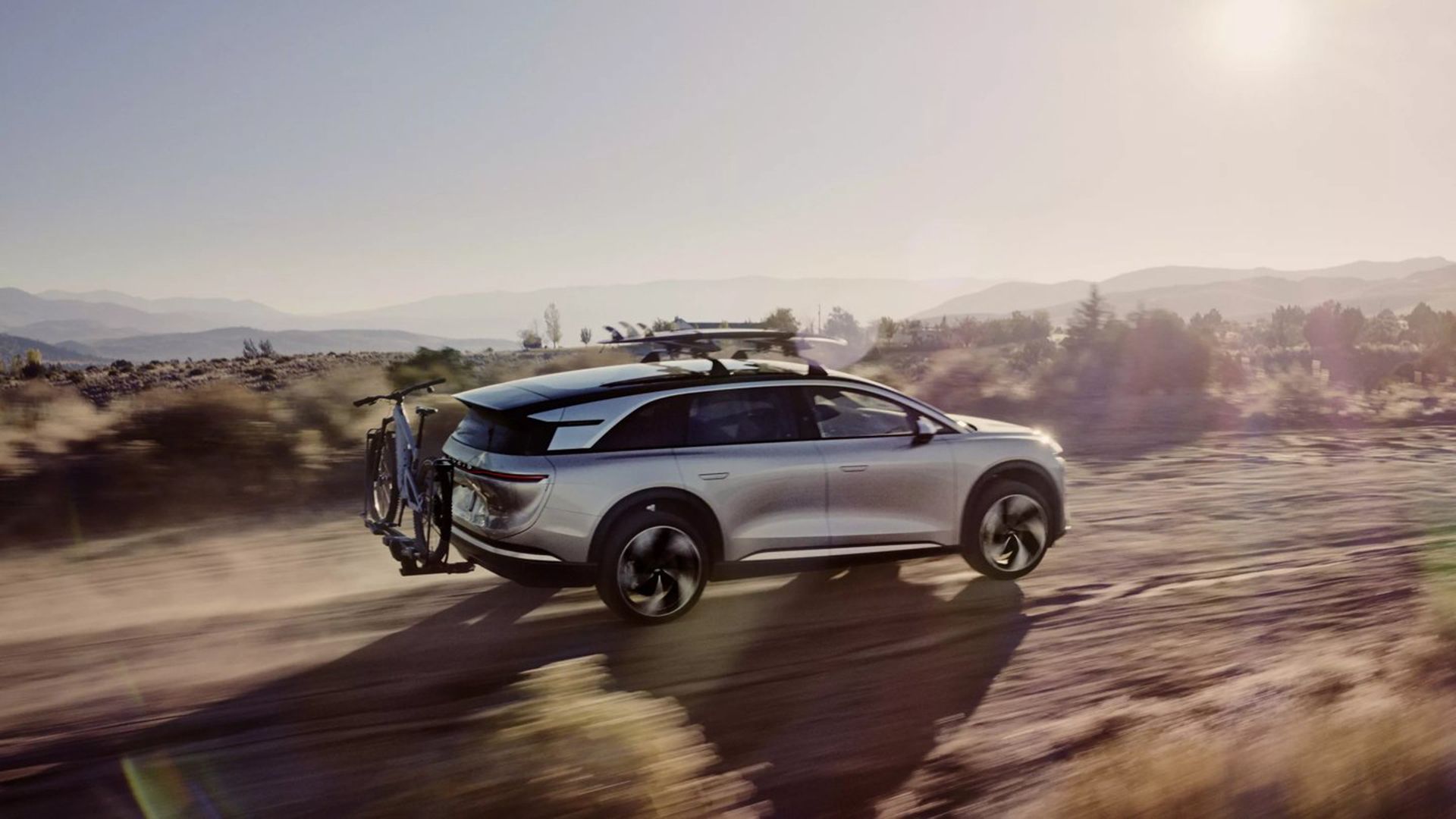 SUV elétrico Lucid Gravity 2025, vista traseira 3/4