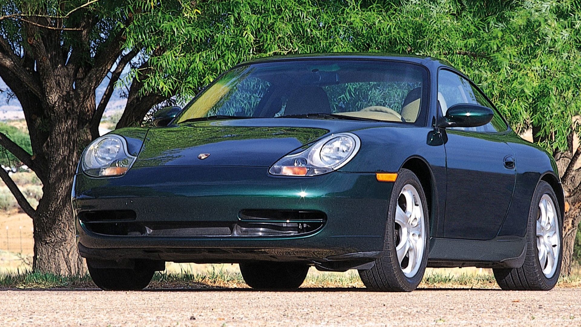 Foto frontal do Porsche 911 Carrera 4 Coupe 2001