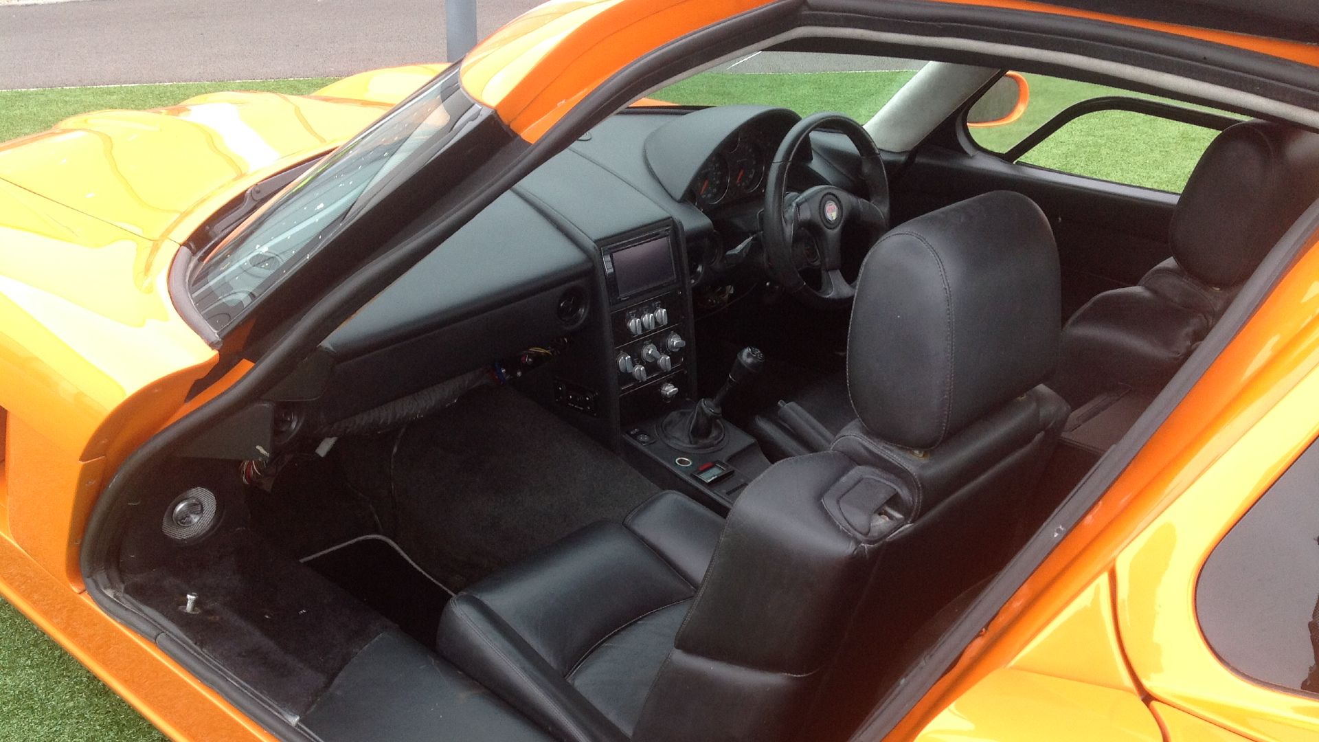 Orange Bristol Fighter com portas abertas revelando o interior