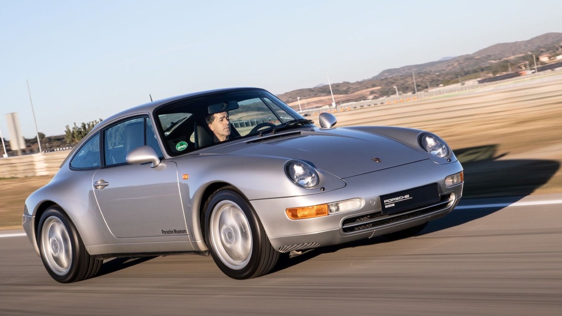 Foto frontal de ação 3/4 do Porsche 911 Carrera 1997