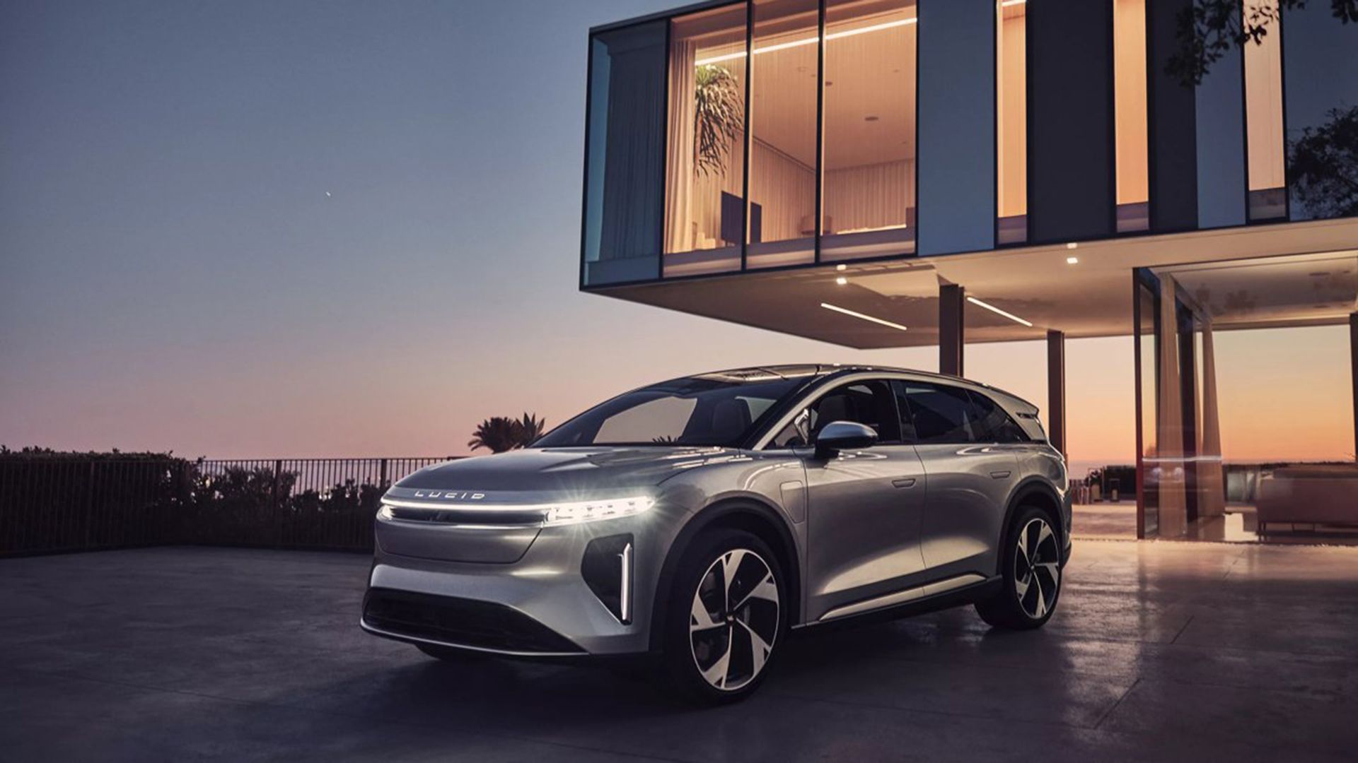 2025 Lucid Gravity electric SUV front 3/4 view