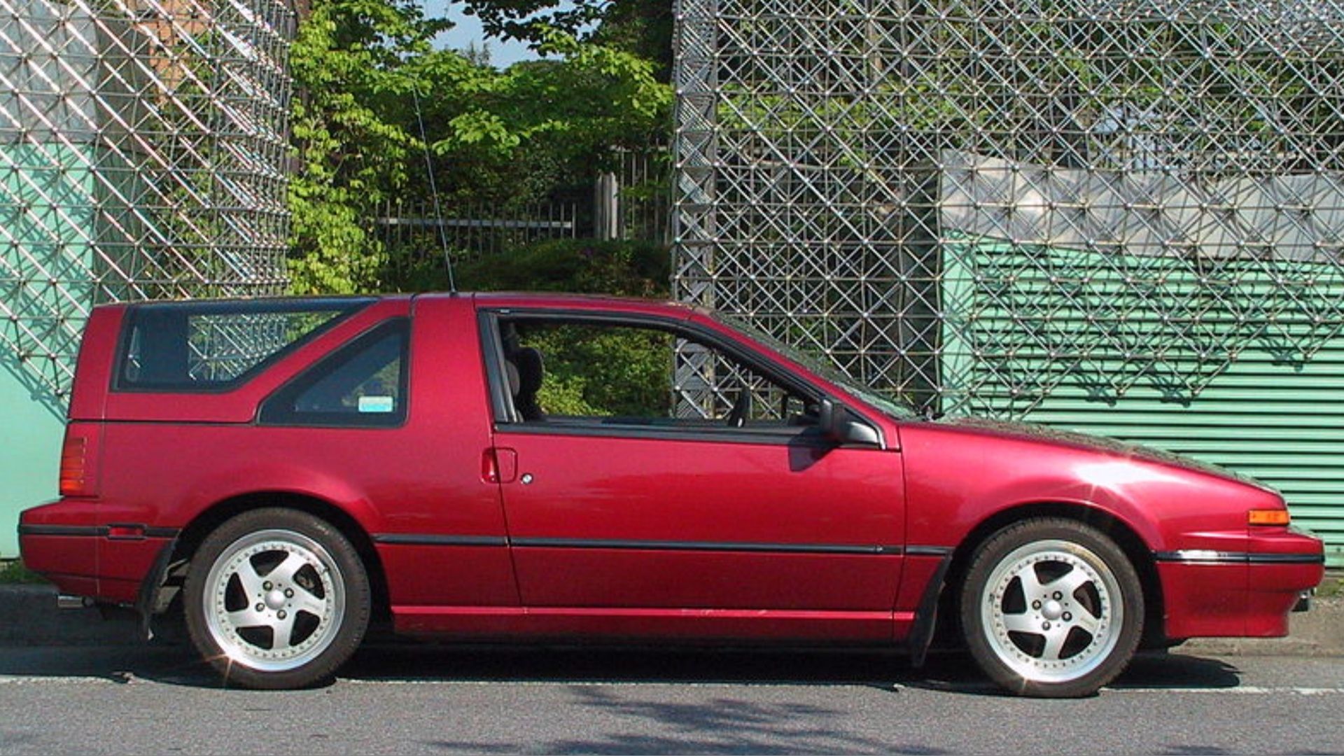 Red Nissan Pulsar NX Sportbak