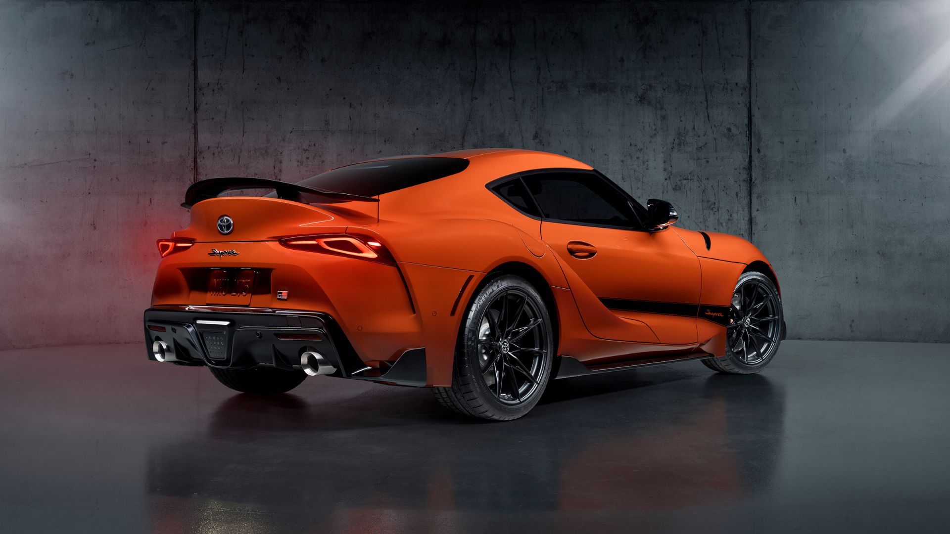 Foto traseira da edição do 45º aniversário do Toyota GR Supra