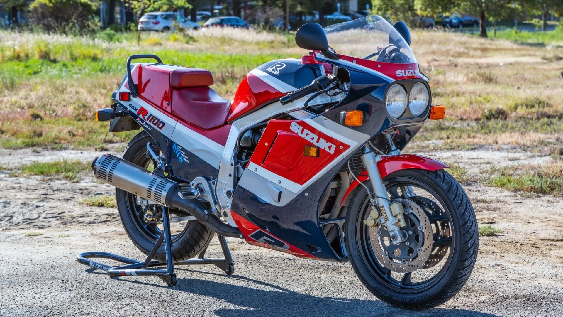 1986 Suzuki GSX-R1100 front 3/4 shot