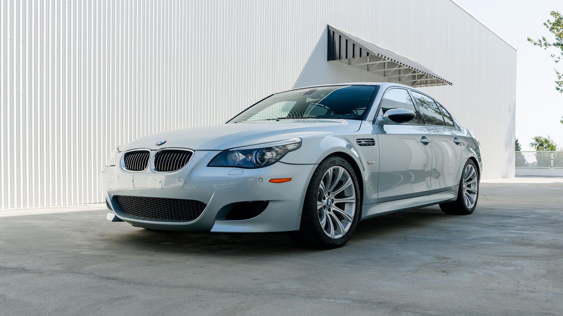 Um BMW M5 E60 prateado 2008 