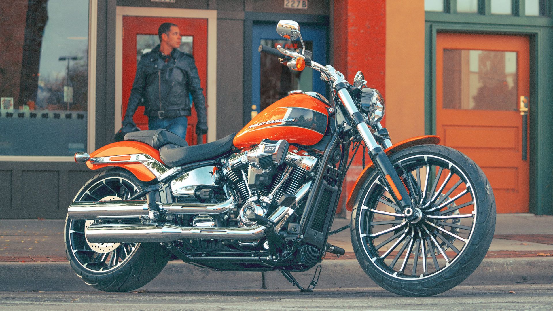 2023 Harley-Davidson Breakout static profile shot