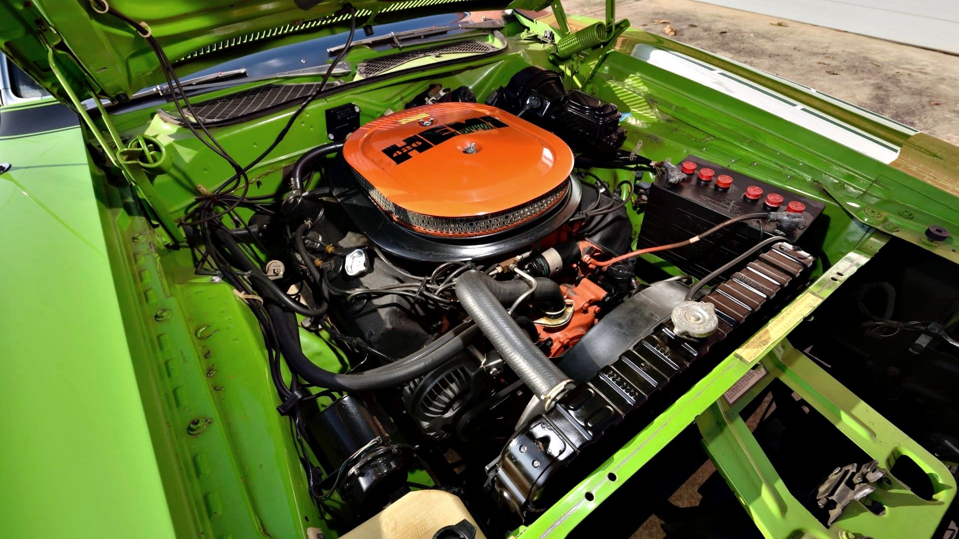 Dodge Charger R/T HEMI V-8 Engine
