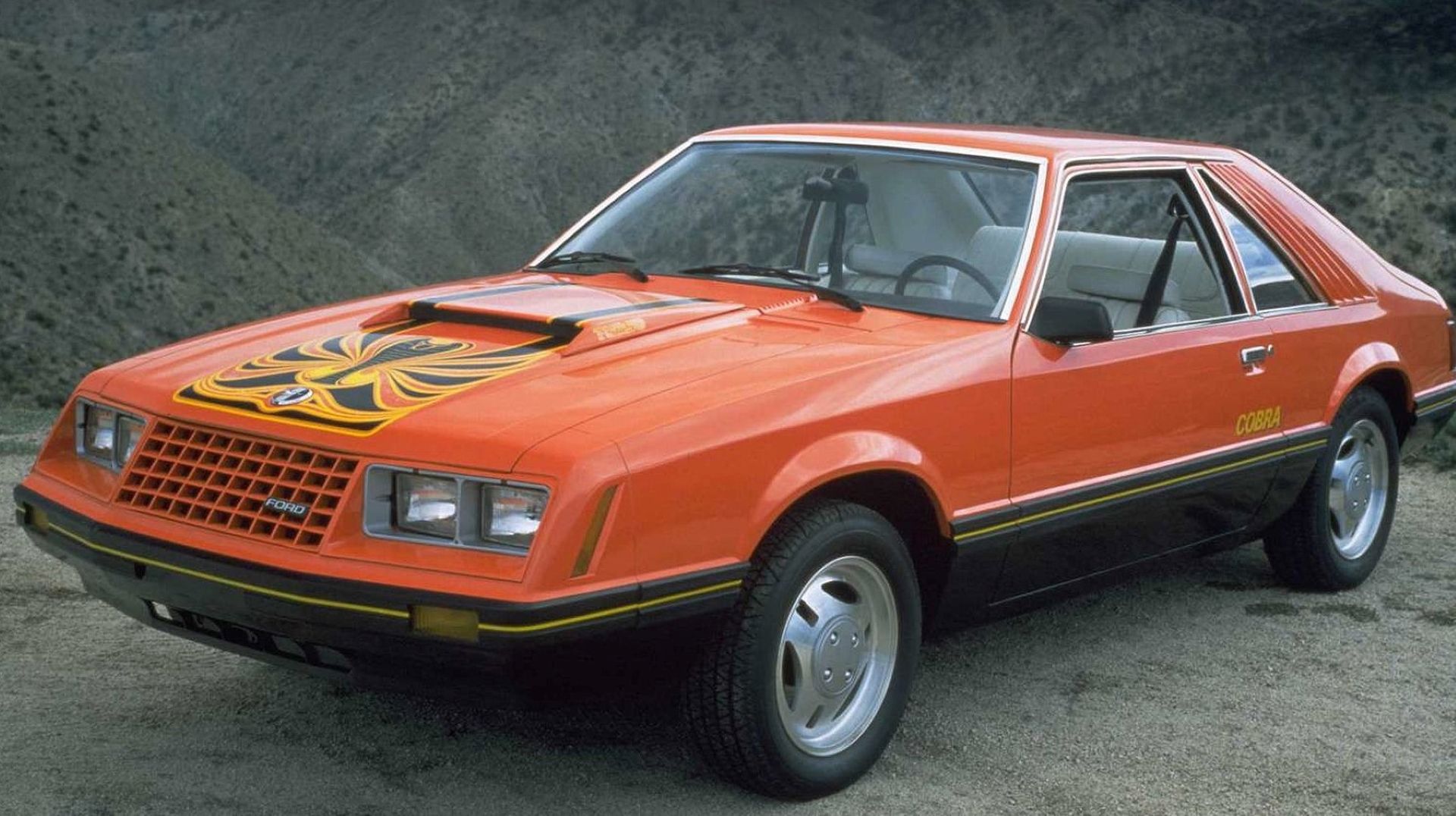 Foto frontal 3/4 do Ford Mustang Cobra 1981