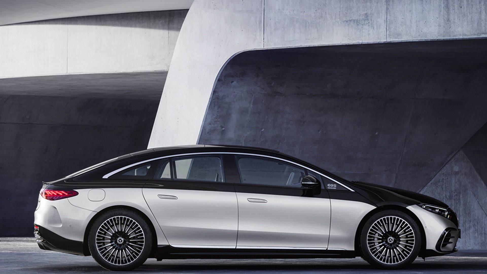 A side view of the 2022 Mercedes-Benz EQS 580 4Matic