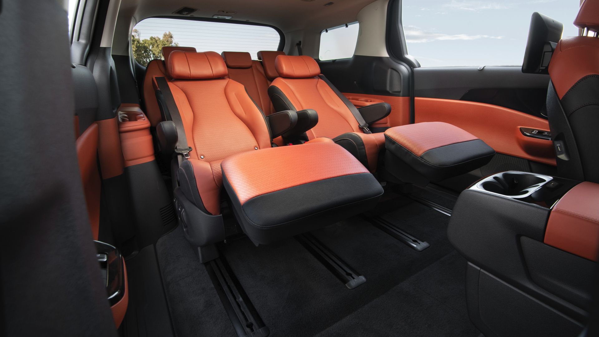 Kia Carnival Second-Row VIP Lounge Seats