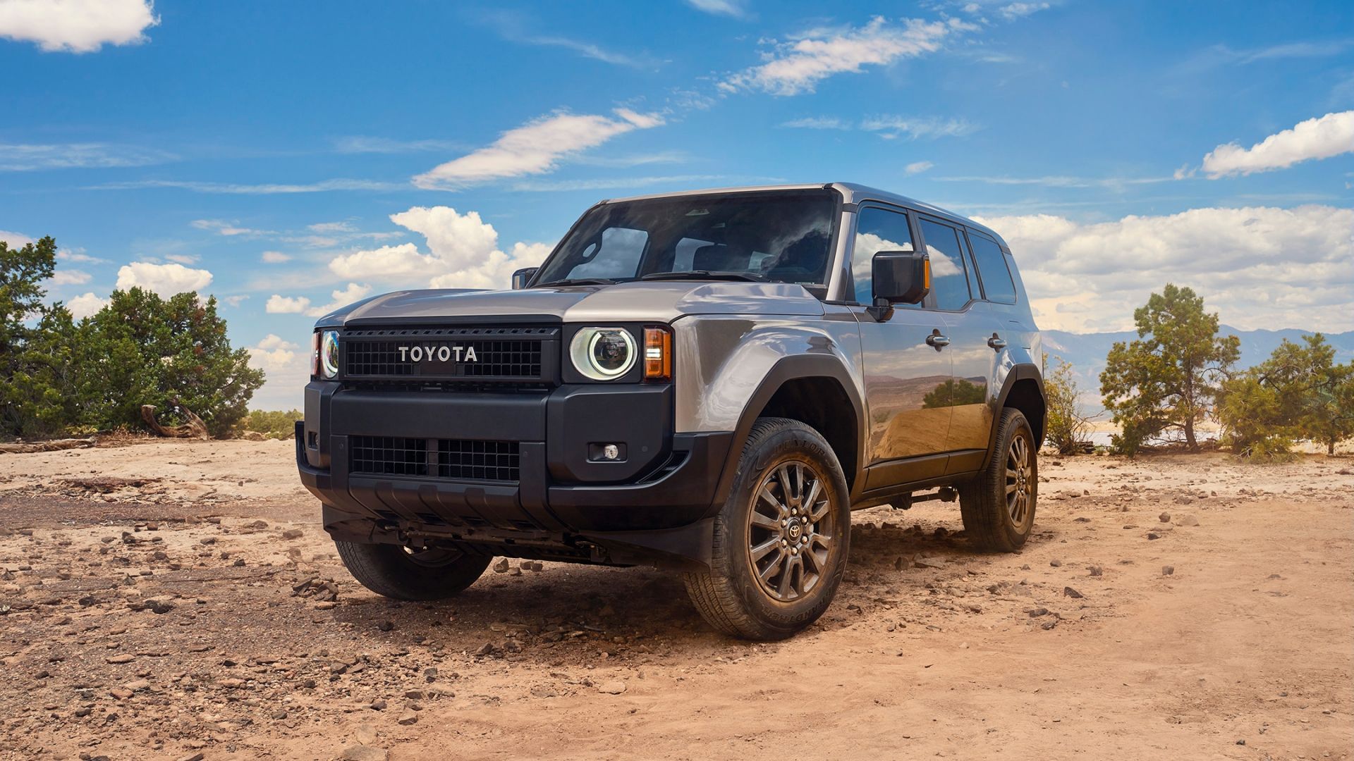 Toyota Land Cruiser 2024 estacionado do lado de fora