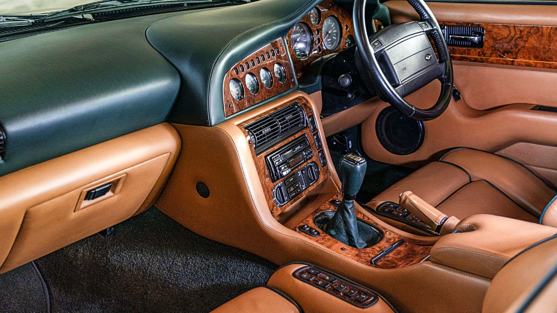 Aston Martin V8 Vantage V550 luxurious interior