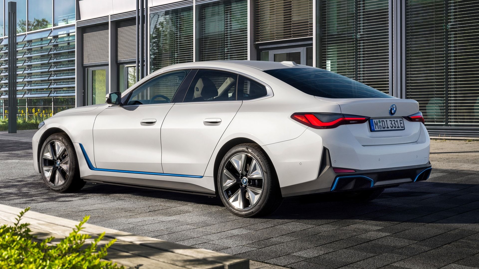 BMW i4 eDrive40 branco traseiro