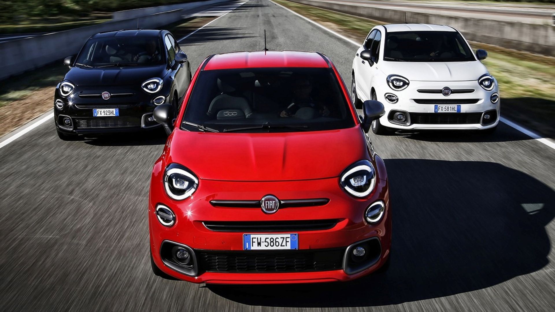 A lineup of the 2019 Fiat 500X in red, white, and black