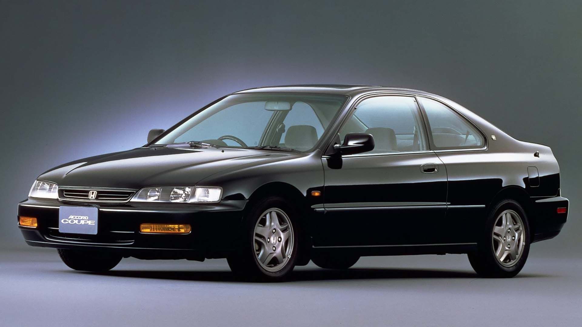 Front 3/4 view of a 1996 Honda Accord SiR