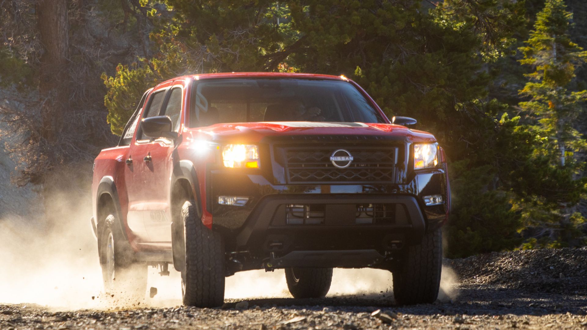 Nissan Frontier Hardbody 2024 em vermelho dirigindo em terreno off-road