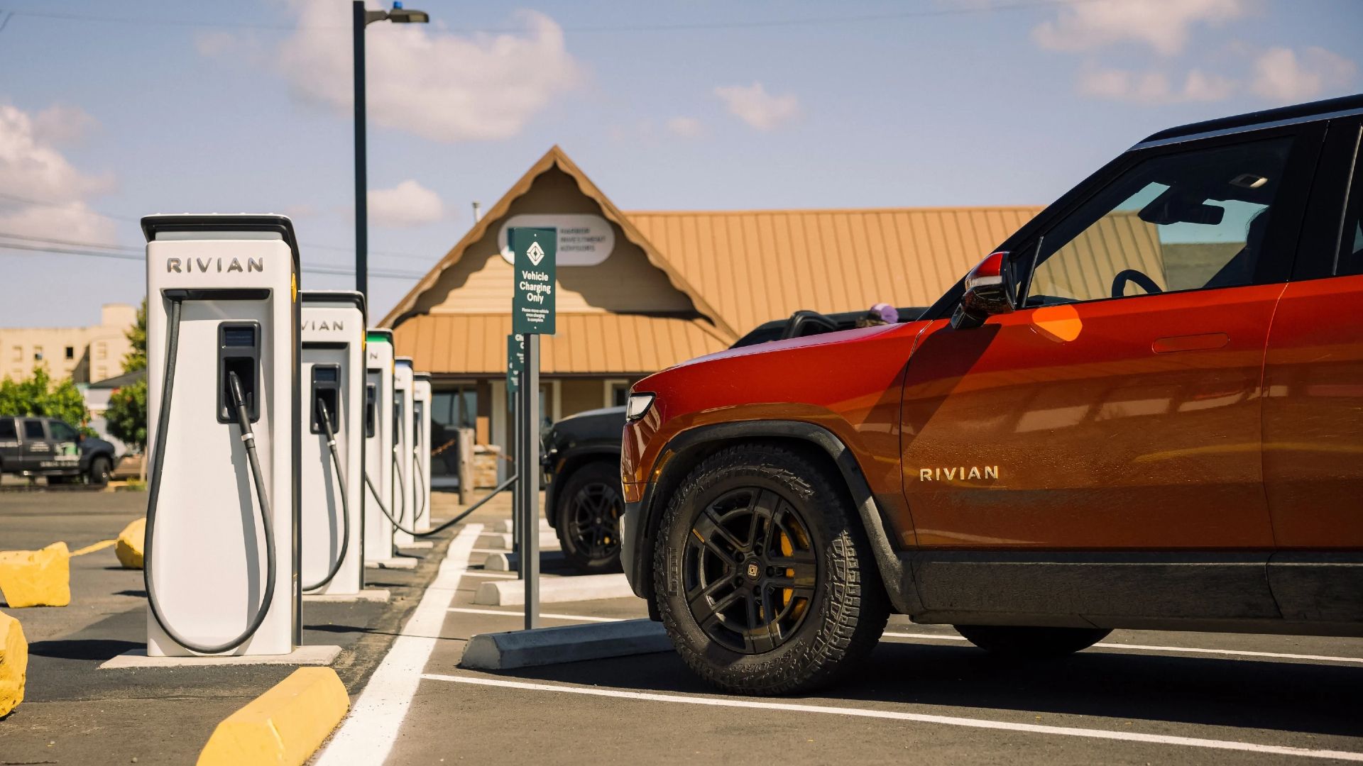 Rivian R1S Charging