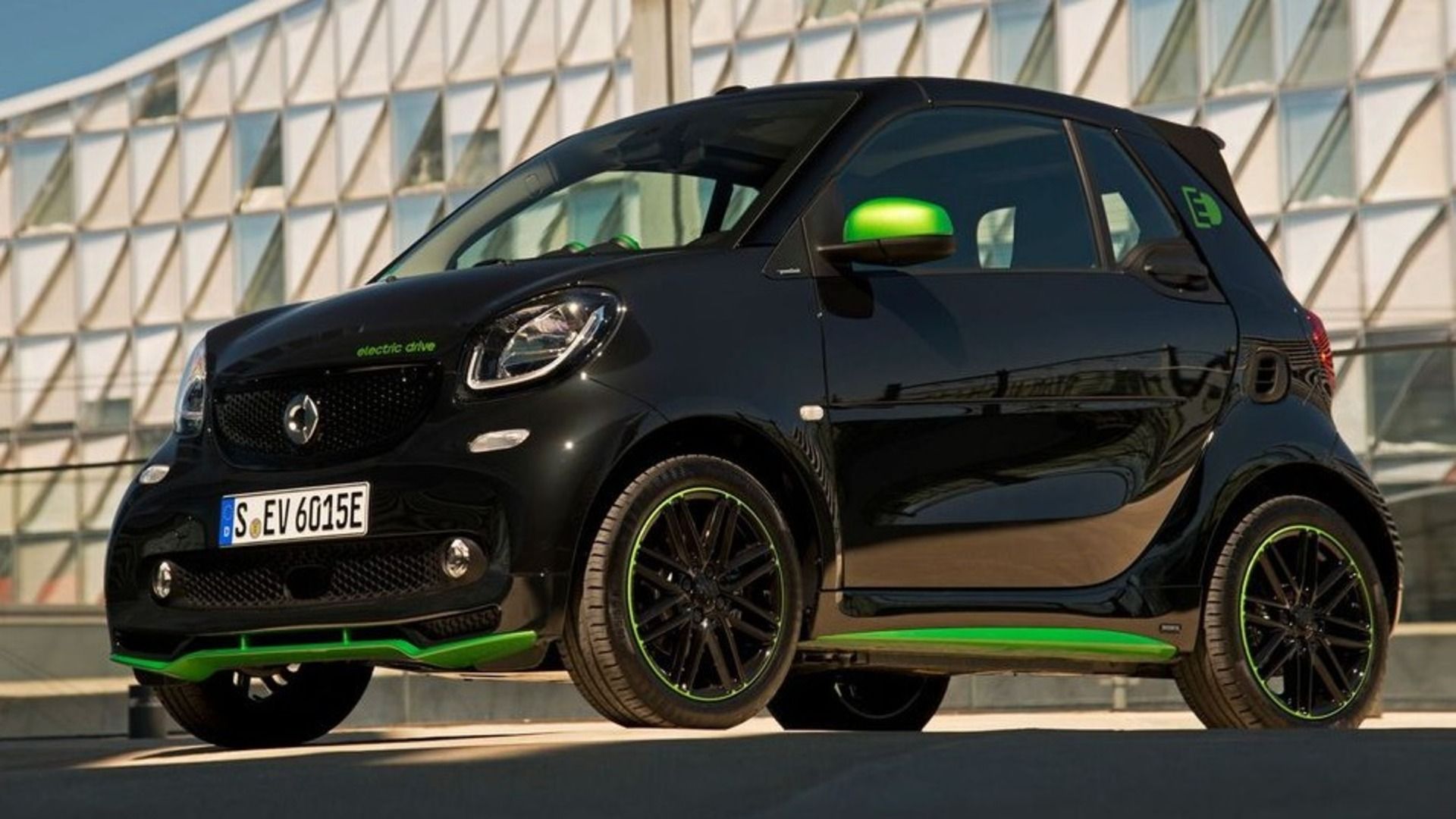 A Smart Fortwo ED in Electric Green and Gloss Black.