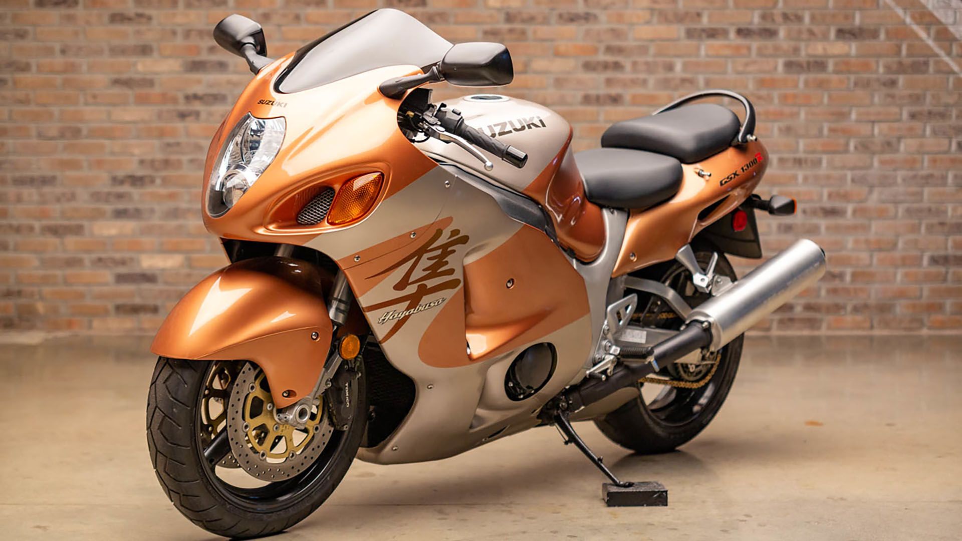 A Left Hand-Side Perspective View Of A Suzuki Hayabusa