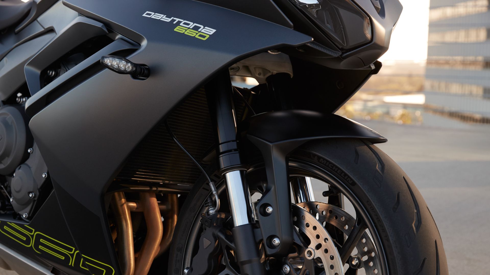 Triumph-Daytona-Closeup-02-TPS