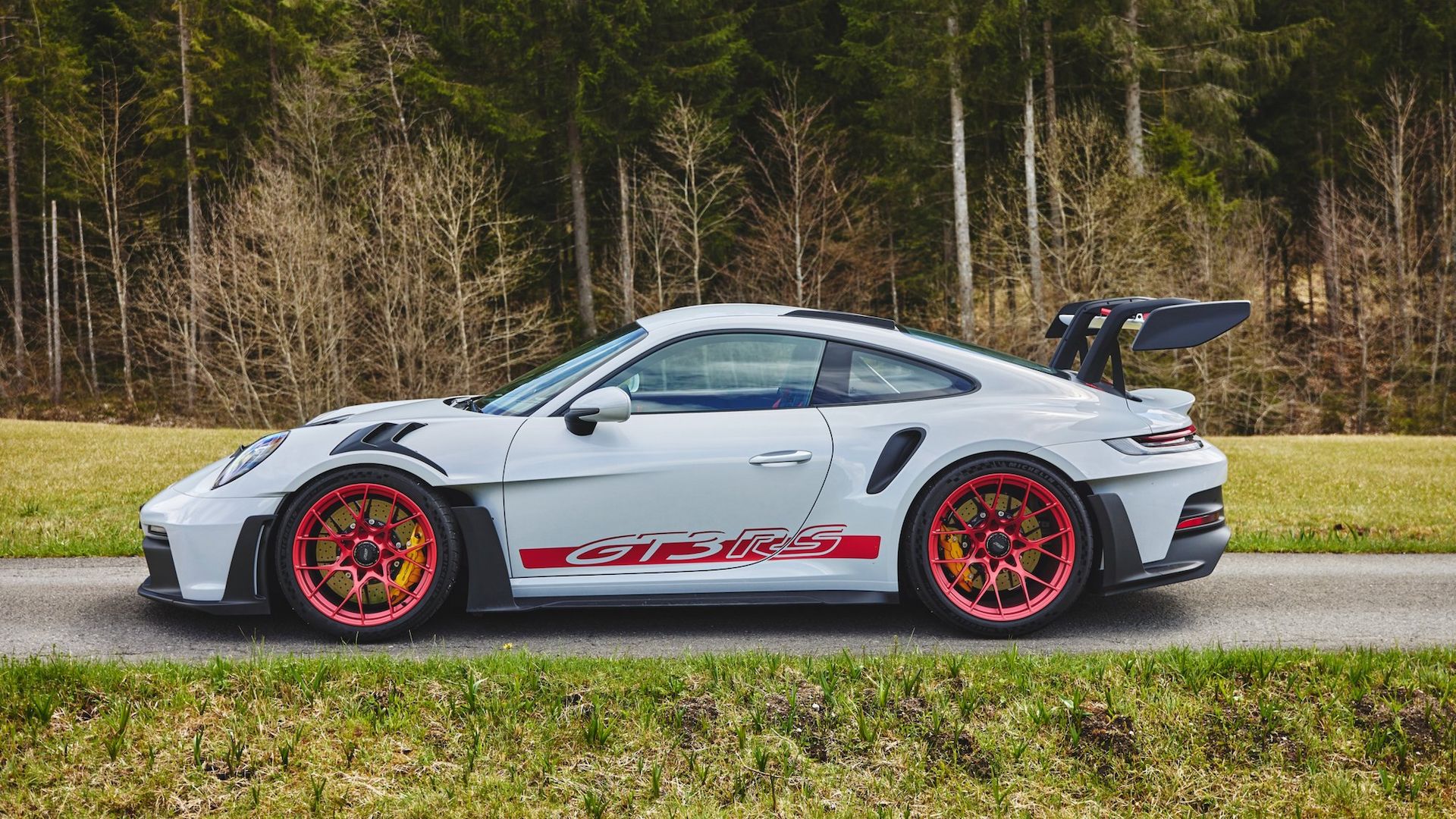 2023 款保时捷 911 GT3 RS 的侧面照片