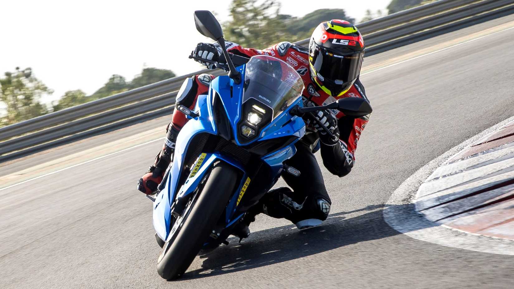 2024 Suzuki GSX-8R Knee Down