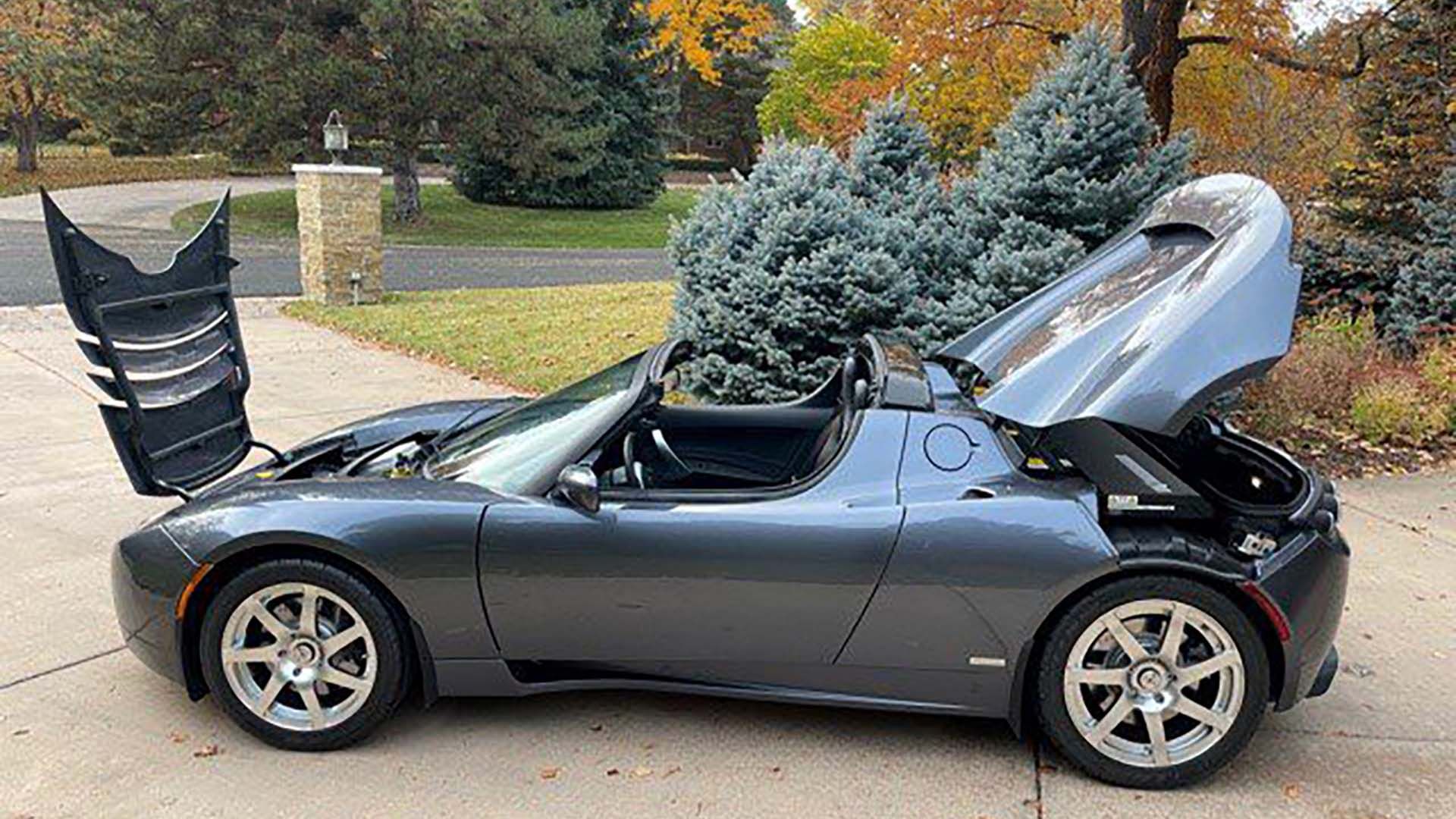Um Tesla Roadster Signature 100 2008 com o porta-malas e o compartimento do motor abertos