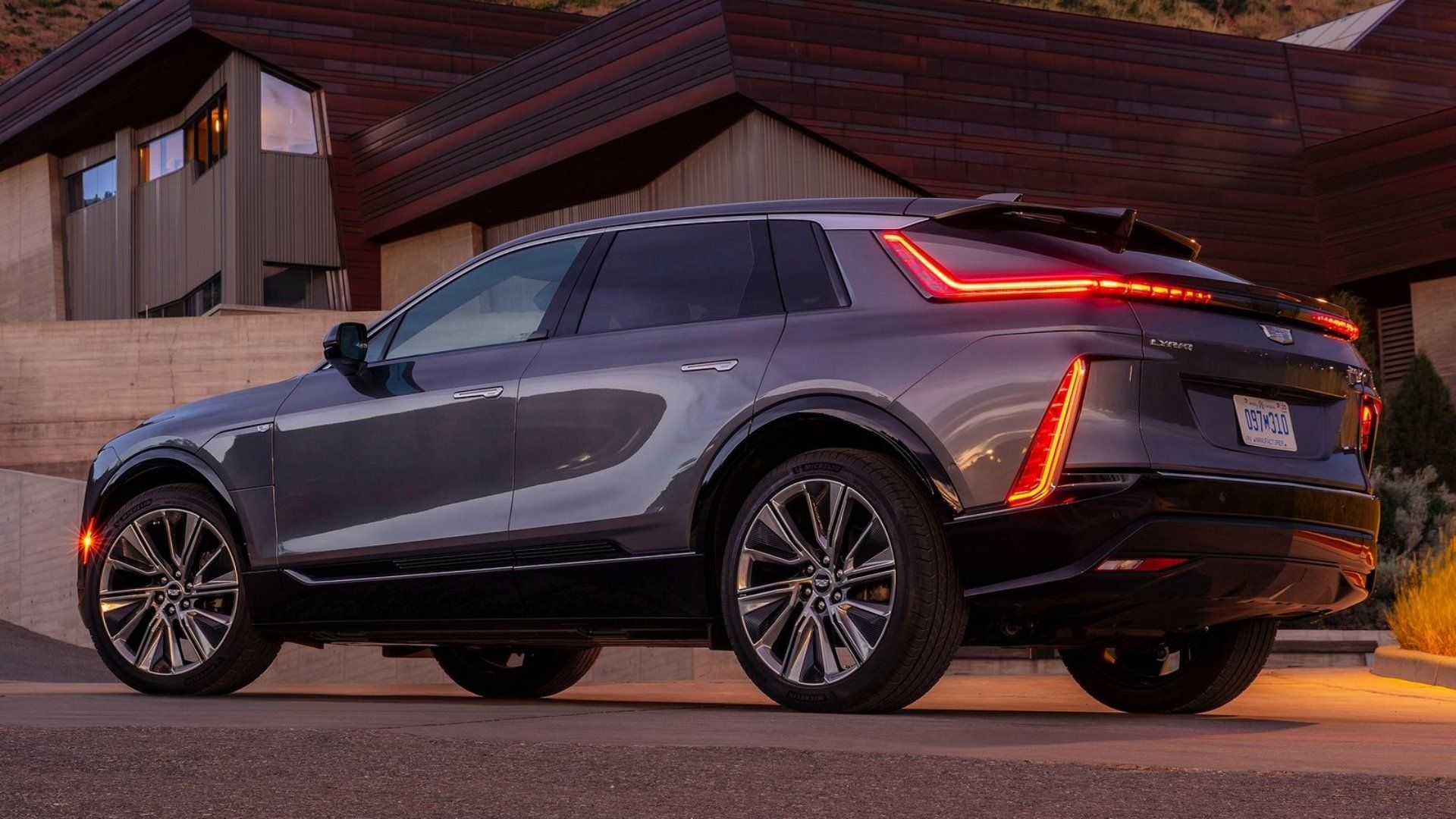 Quarto traseiro cinza Cadillac Lyriq