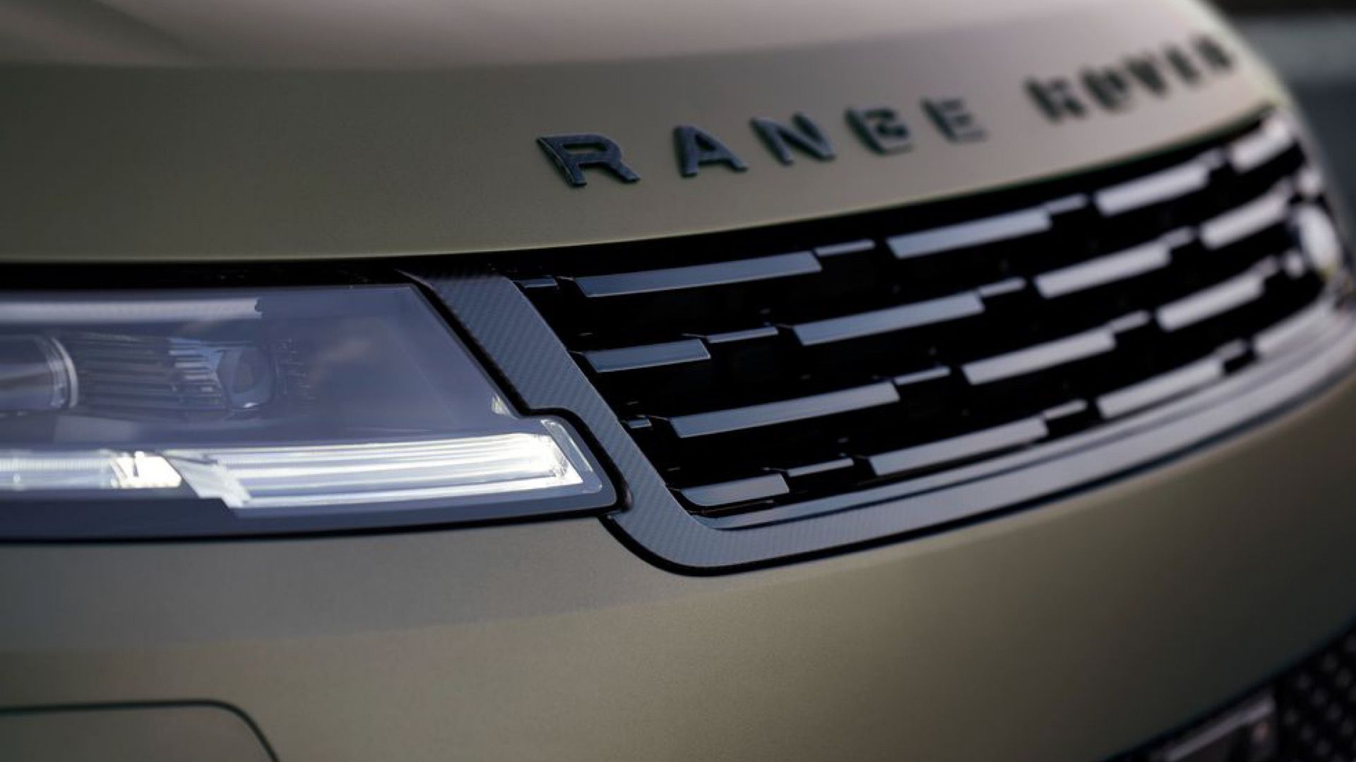 2024 Land Rover Range Rover in copper front grille and badge