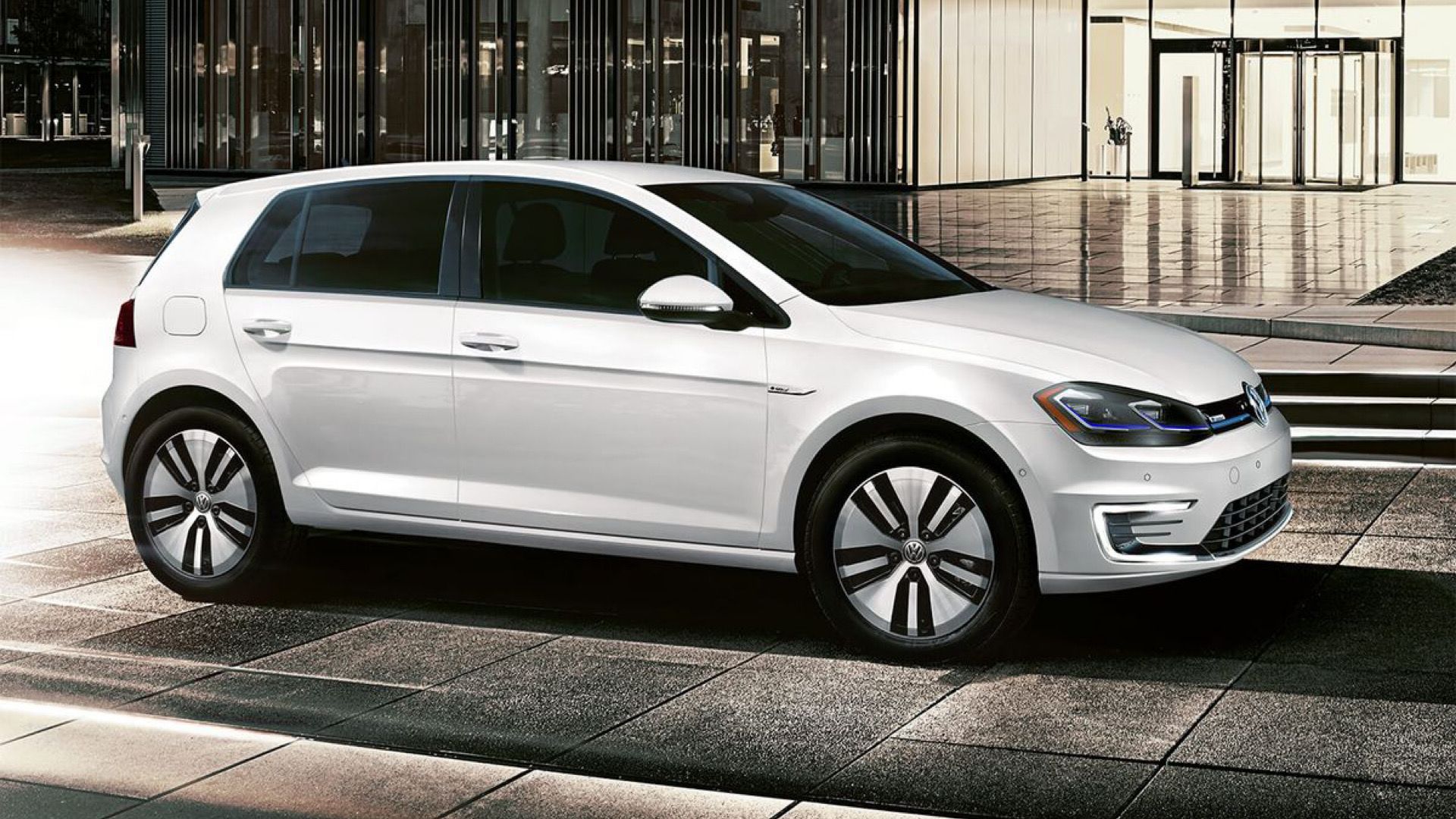 2019 Volkswagen E-Golf posing on city street 