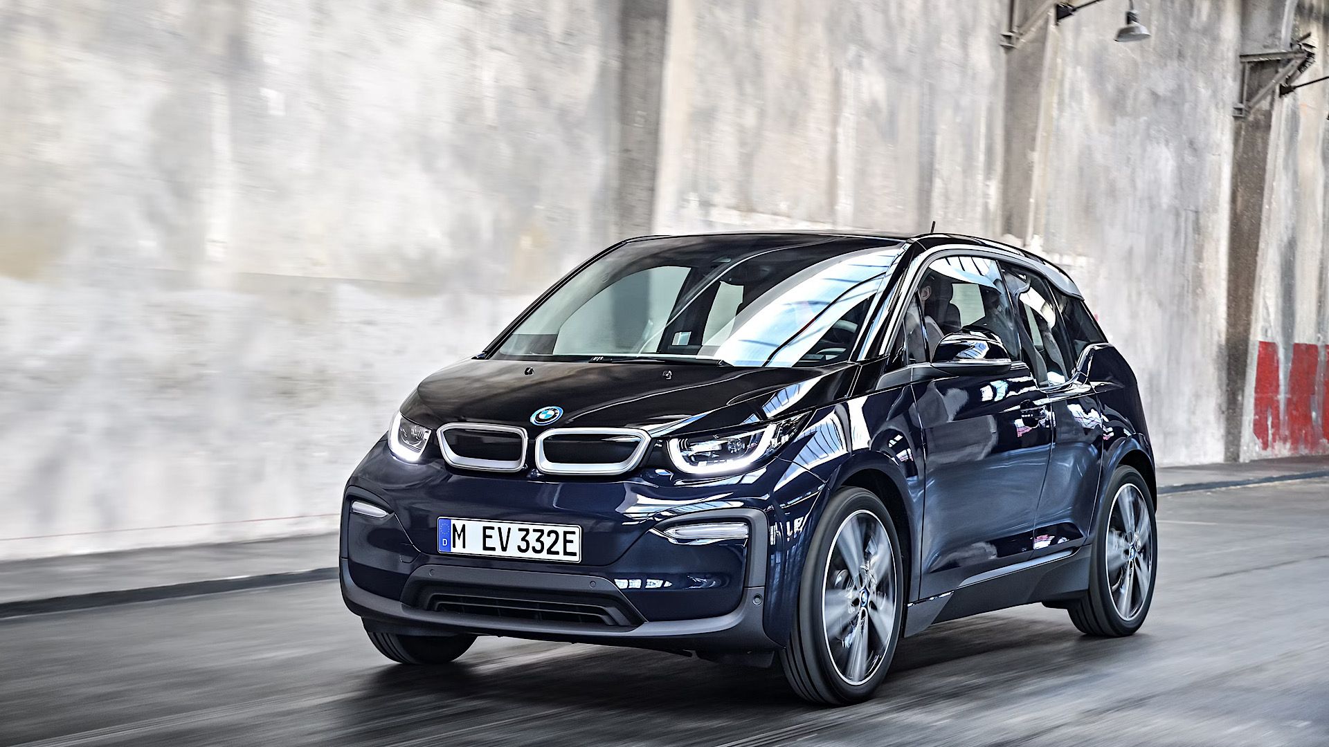 2016 BMW i3 in black posing in tunnel