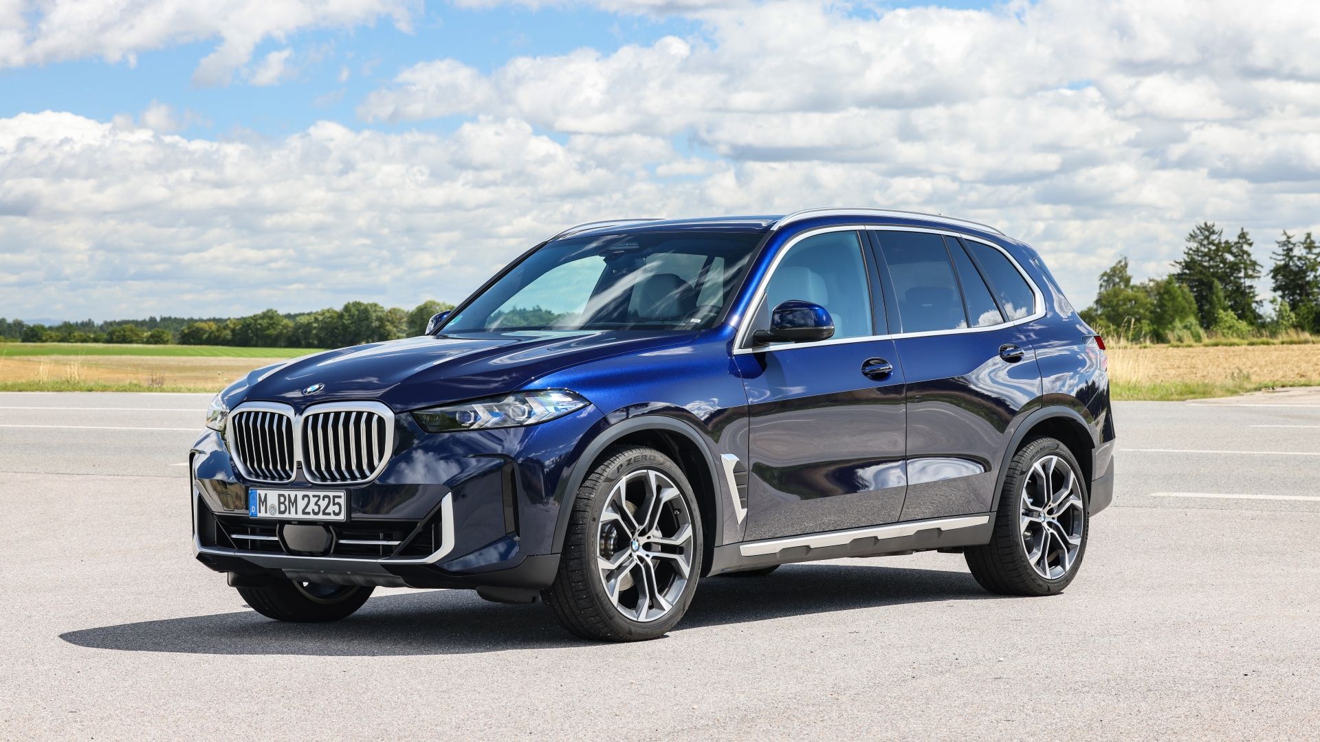 Front 3/4 shot of the 2024 BMW X5