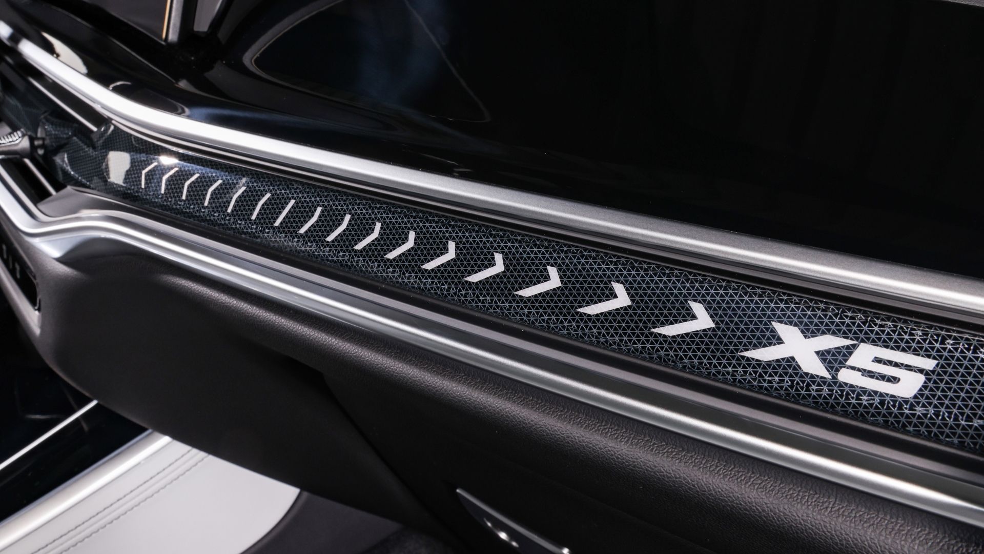 Close up of the door sill in the 2024 BMW X5