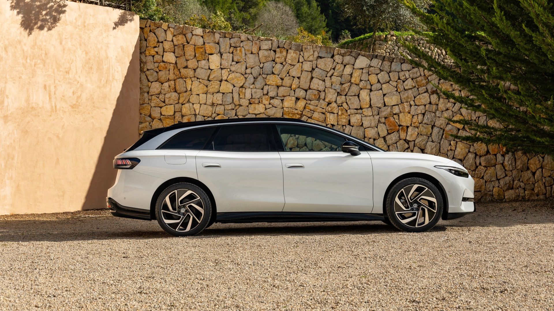 Side view of all-new ID.7 Tourer