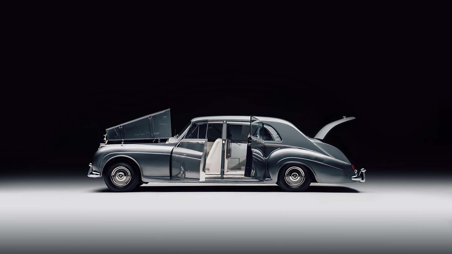 vista de perfil de um Rolls-Royce Phantom, convertido para EV pela Lunaz Design