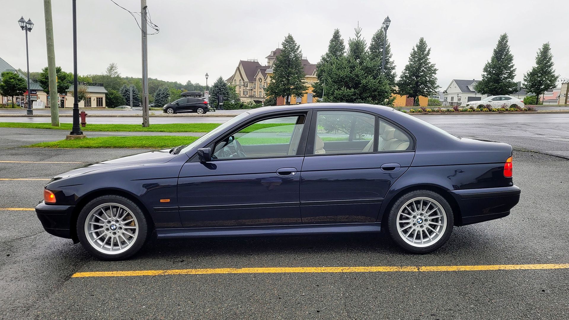 Perfil lateral esportivo 2000 BMW E39 540i 2