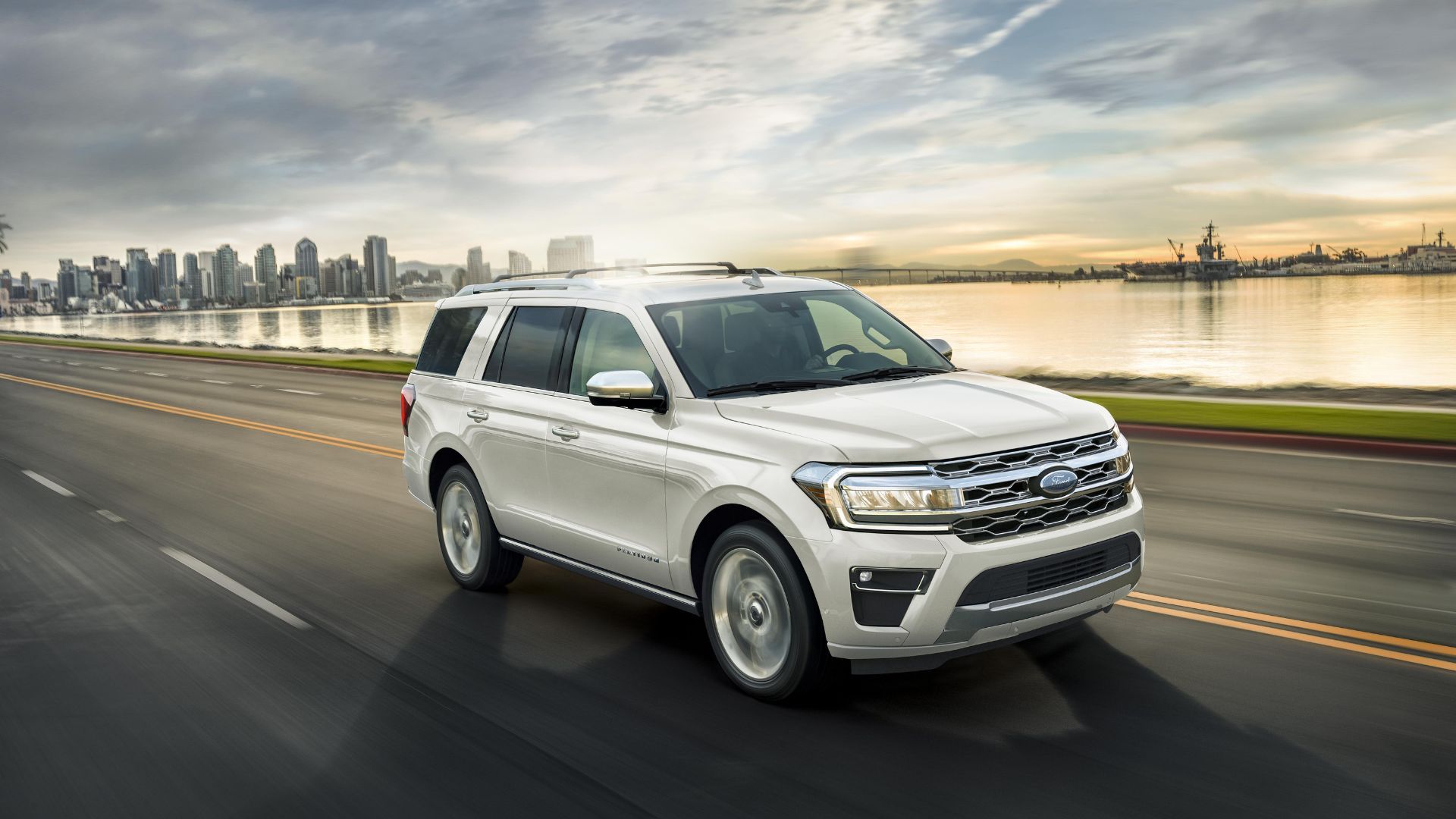 2024 Ford Expedition Side View driving away from the city