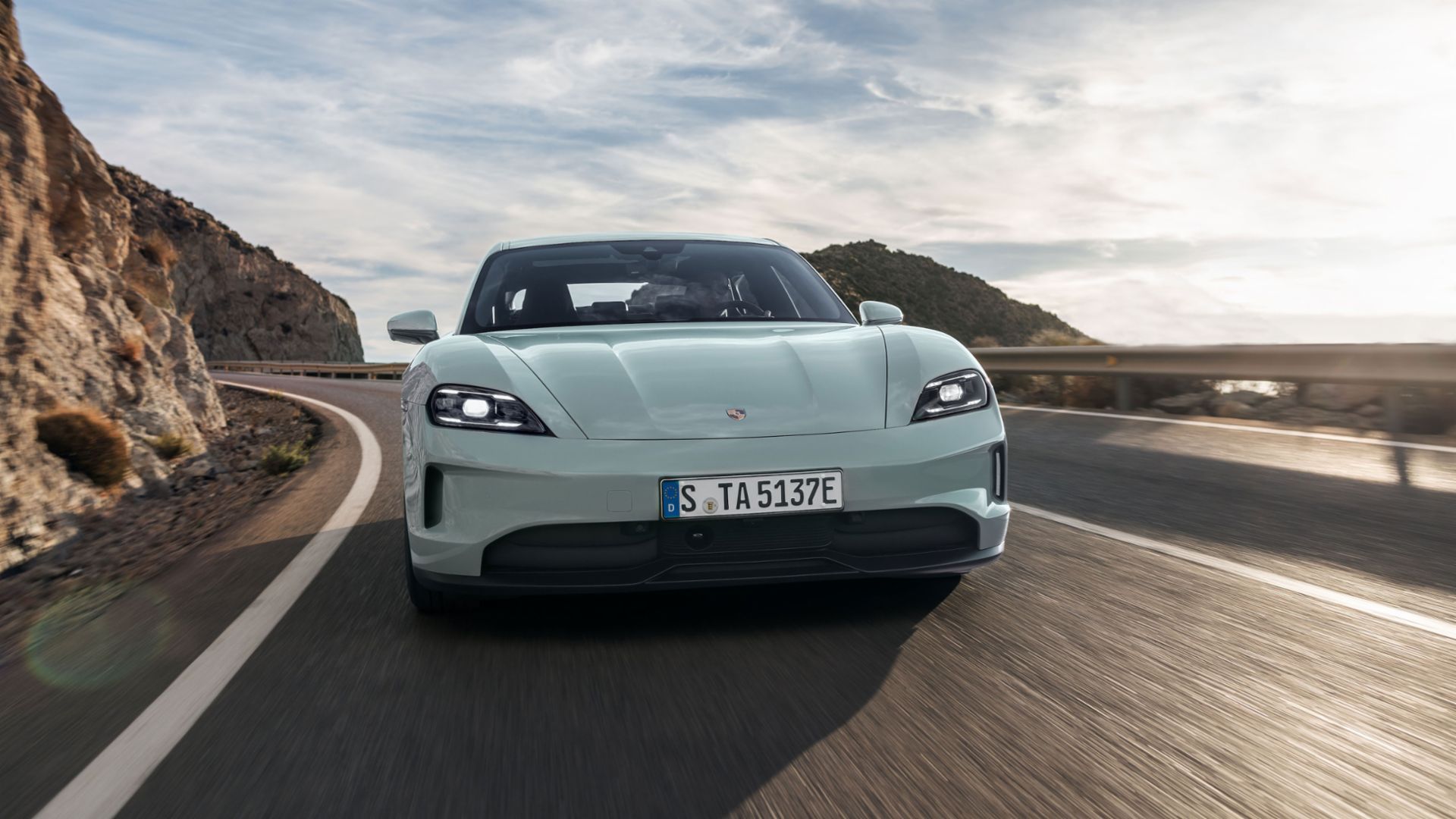 Vista frontal de um Porsche Taycan S 2024