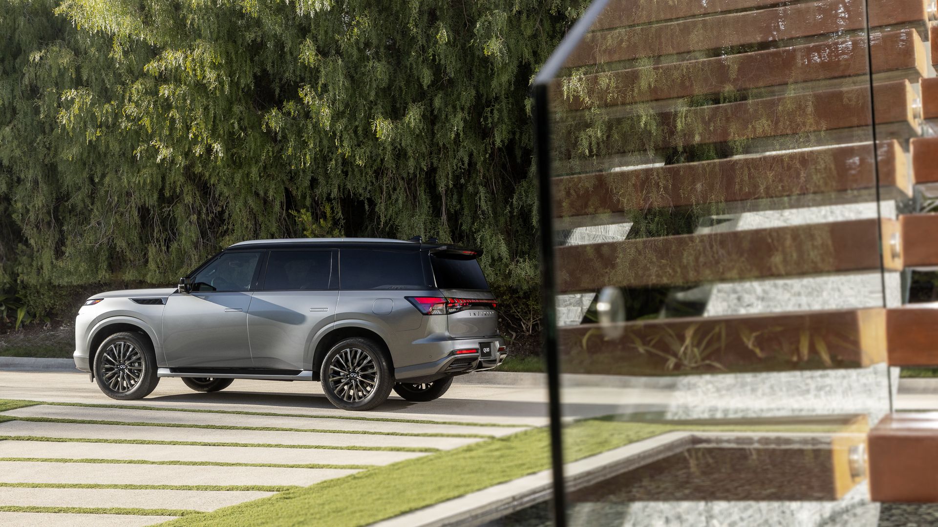 Infiniti QX80 2025, traseira, 3/4, tiro