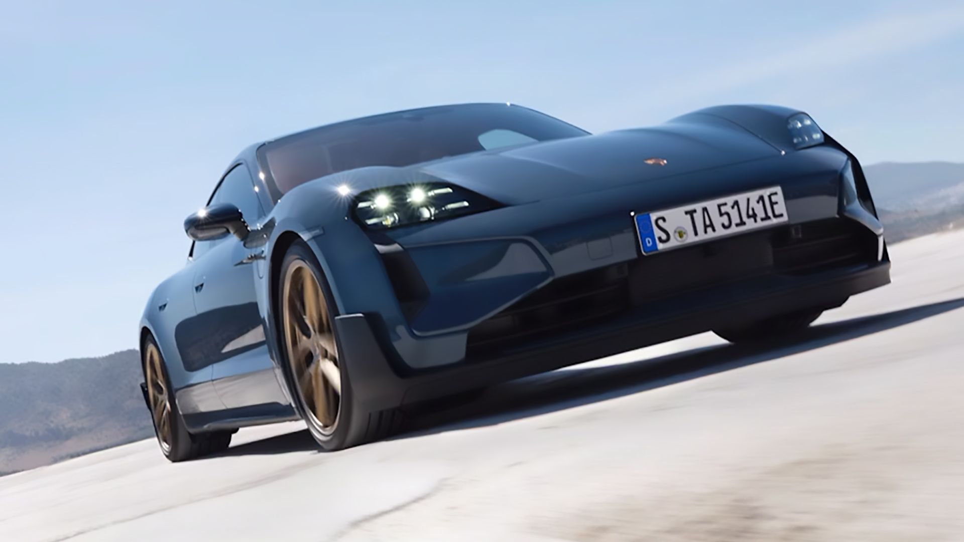 Um Porsche Taycan Turbo GT azul 2025 