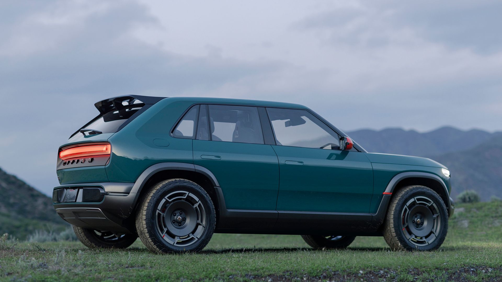 Vista traseira 3/4 de um Rivian R3X